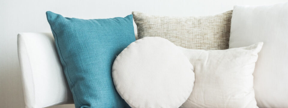 Sztuka doboru poduszek do sof i fotelów – sekrety komfortu i stylu