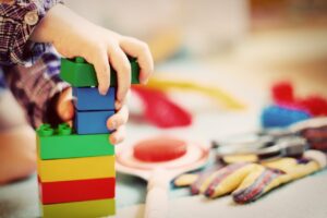 Nauka przez Zabawę: Klucz do Sukcesu Edukacyjnego Dzieci