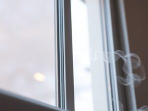 Jak skutecznie sprawdzić szczelność okien po remoncie i uniknąć problemów z przeciągami oraz wilgocią